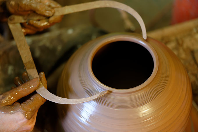 Douglas Fitch Hollyford Pottery 2014. Throwing a large jug