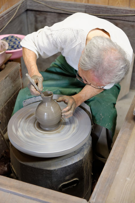 Tozan Kimura, the 17th generation of his family to head the Tokeido Pottery in Imbe, Okyama Prefecture, the centre of Bizen Yaki pottery manufacture.  After a rather awkward discussion, since he speaks virtually no English and I no Japanese he stopped what he was doing and made 3 pots to so us how he works.   