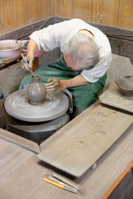 Tozan Kimura, the 17th generation of his family to head the Tokeido Pottery in Imbe, Okyama Prefecture, the centre of Bizen Yaki pottery manufacture.  After a rather awkward discussion, since he speaks virtually no English and I no Japanese he stopped what he was doing and made 3 pots to so us how he works.   
