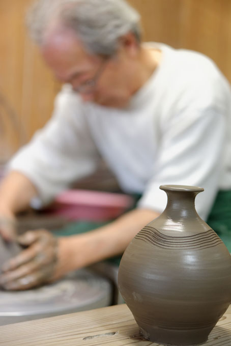 Tozan Kimura, the 17th generation of his family to head the Tokeido Pottery in Imbe, Okyama Prefecture, the centre of Bizen Yaki pottery manufacture.  After a rather awkward discussion, since he speaks virtually no English and I no Japanese he stopped what he was doing and made 3 pots to so us how he works.   