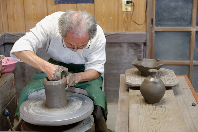 Tozan Kimura, the 17th generation of his family to head the Tokeido Pottery in Imbe, Okyama Prefecture, the centre of Bizen Yaki pottery manufacture.  After a rather awkward discussion, since he speaks virtually no English and I no Japanese he stopped what he was doing and made 3 pots to so us how he works.   
