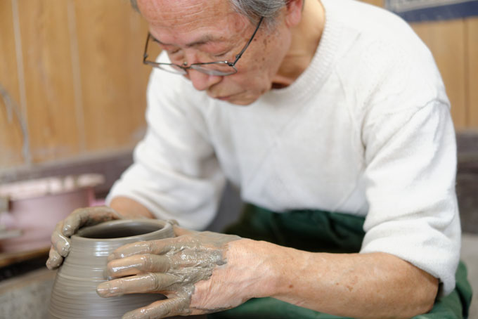 Tozan Kimura, the 17th generation of his family to head the Tokeido Pottery in Imbe, Okyama Prefecture, the centre of Bizen Yaki pottery manufacture.  After a rather awkward discussion, since he speaks virtually no English and I no Japanese he stopped what he was doing and made 3 pots to so us how he works.   