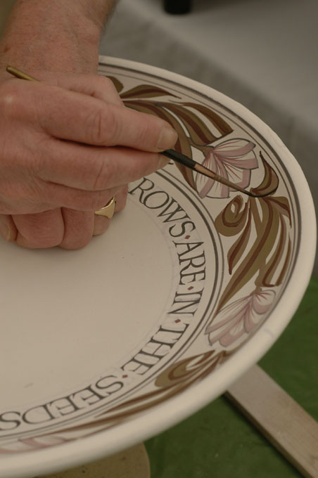 Laurence McGowan decorating a plate